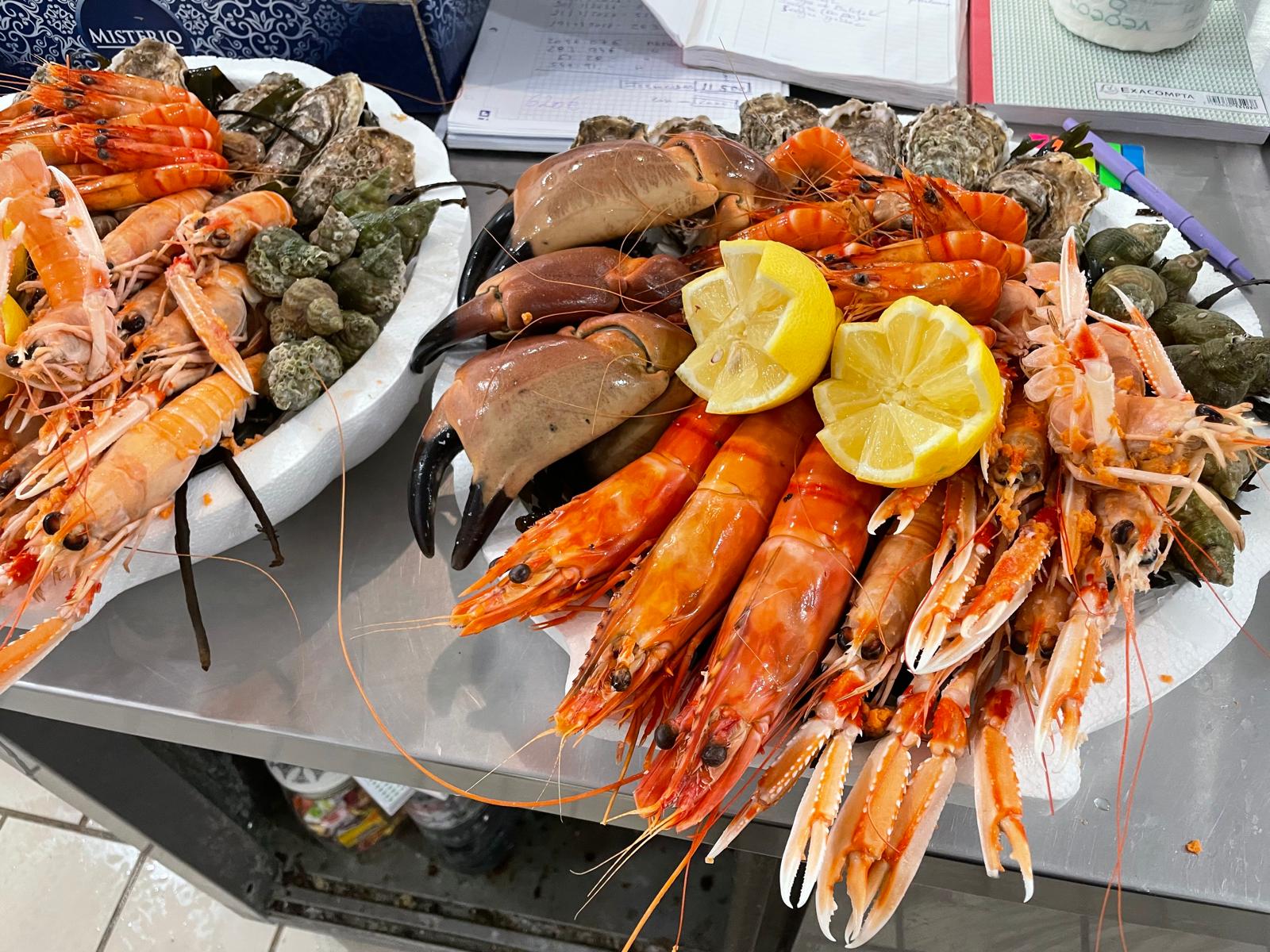 Plateau de fruits de mer avec huîtres d'Oléron et Langoustines